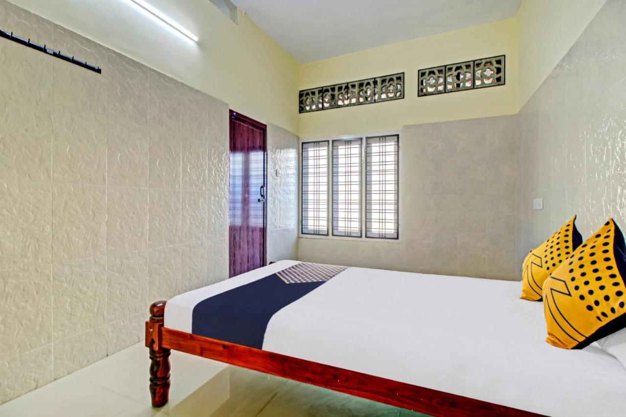 Spot On J P Tourist Home Kollam Exterior foto