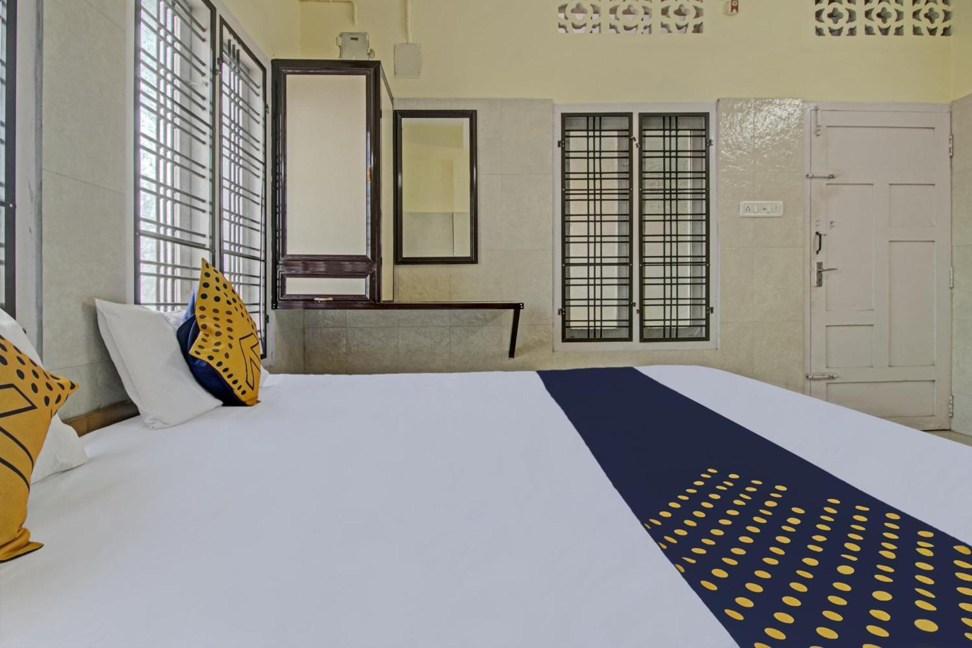 Spot On J P Tourist Home Kollam Exterior foto